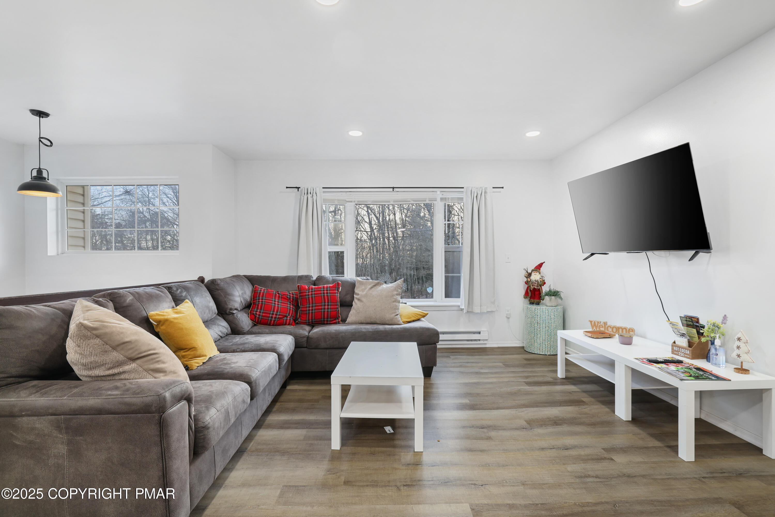 145 Nosirrah Road Albrightsville, PA 18210 - Photo 5 of 41 Livingroom