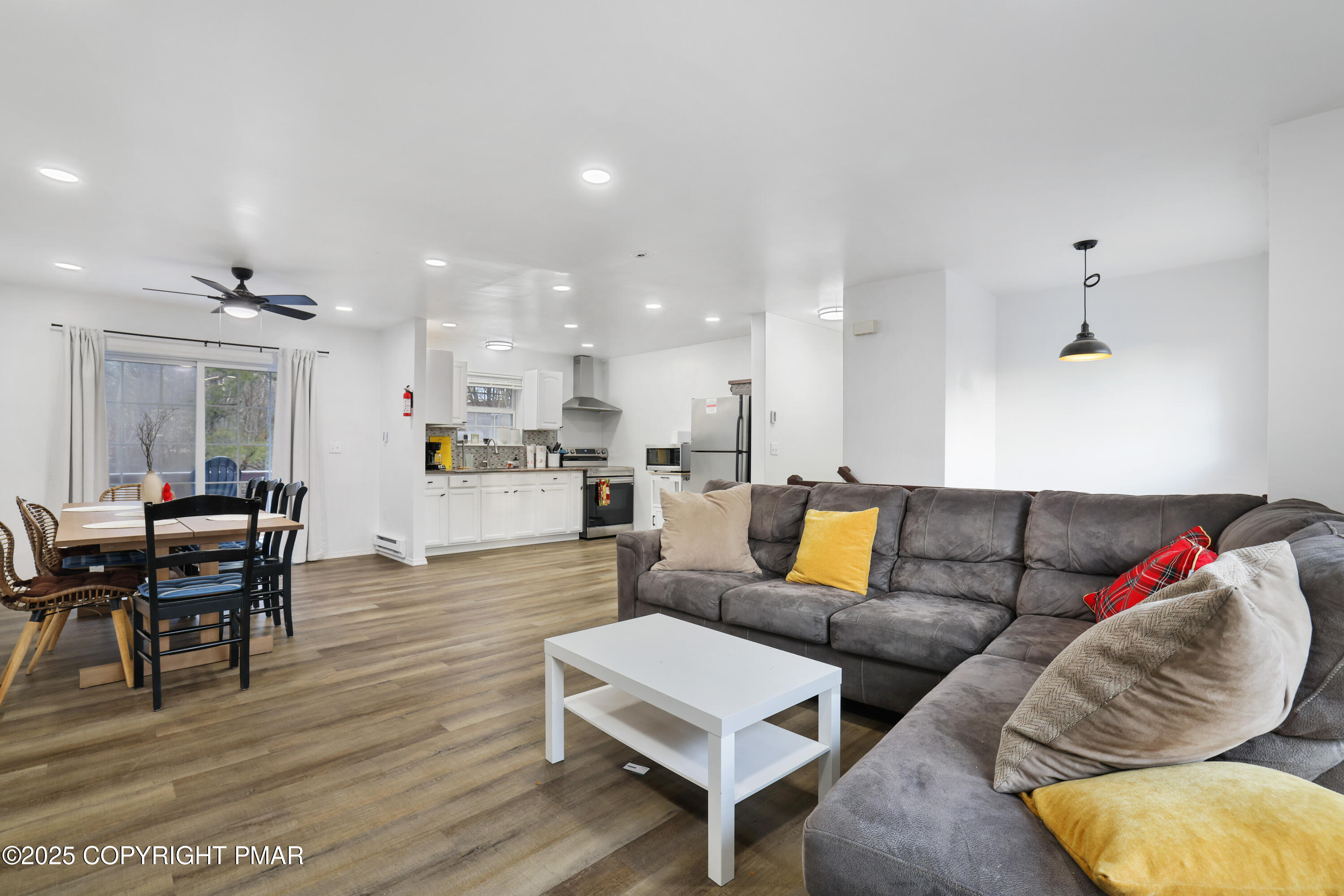 145 Nosirrah Road Albrightsville, PA 18210 - Photo 6 of 41 Livingroom