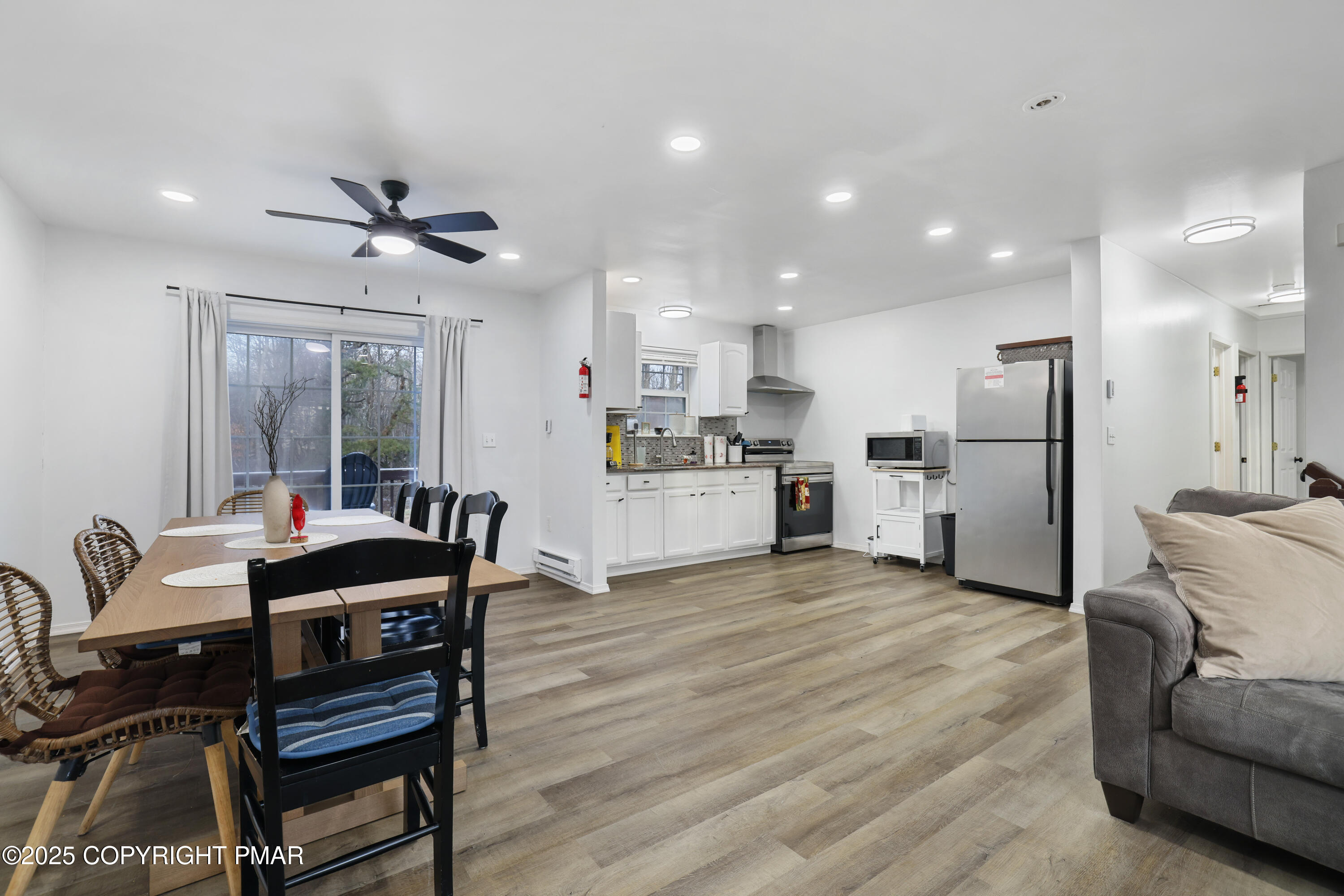 145 Nosirrah Road Albrightsville, PA 18210 - Photo 8 of 41 Livingroom