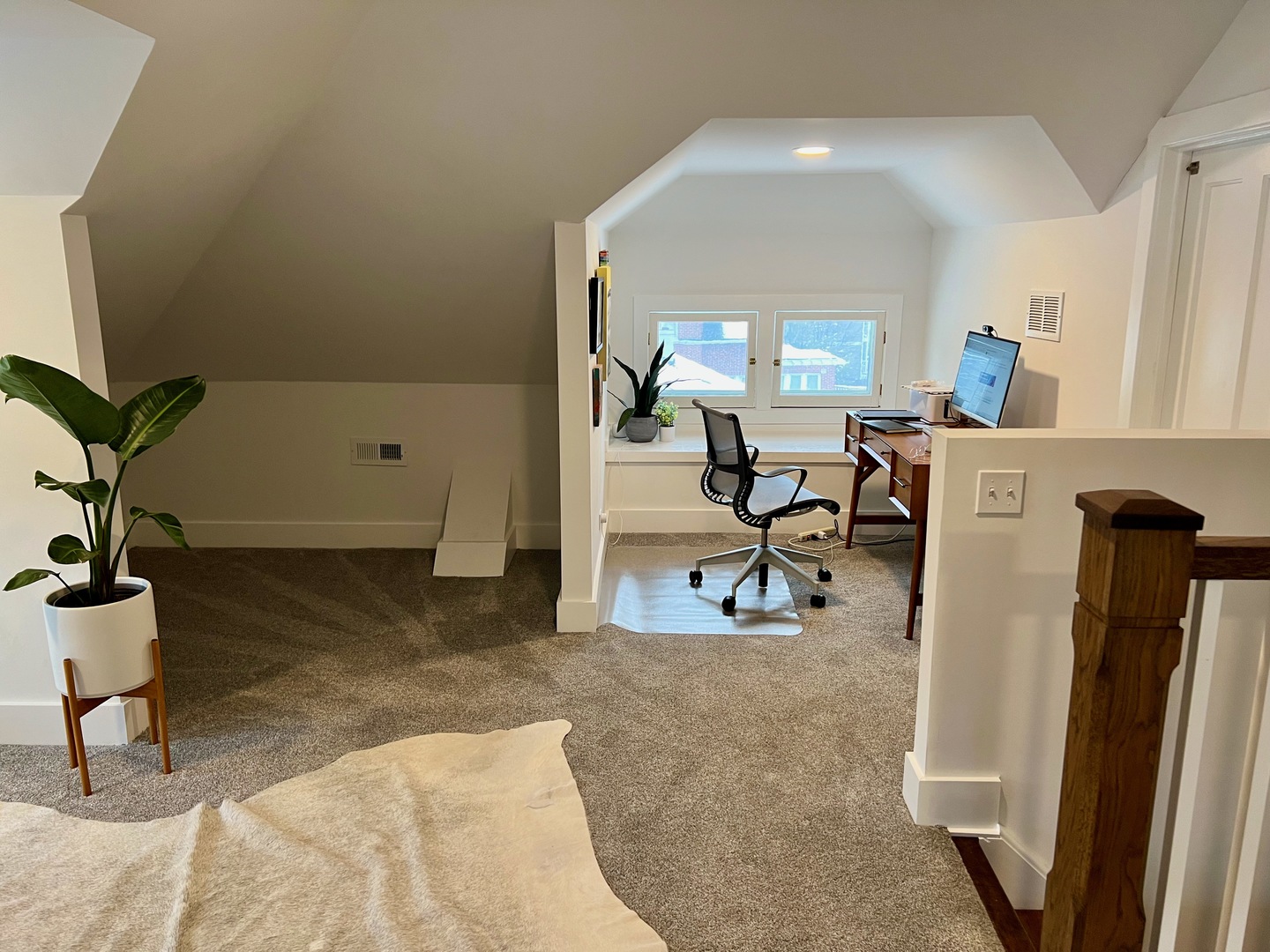 1100 Ridge Road Wilmette, IL 60091 - Photo 16 of 20 a view of a livingroom with furniture and a flat screen tv