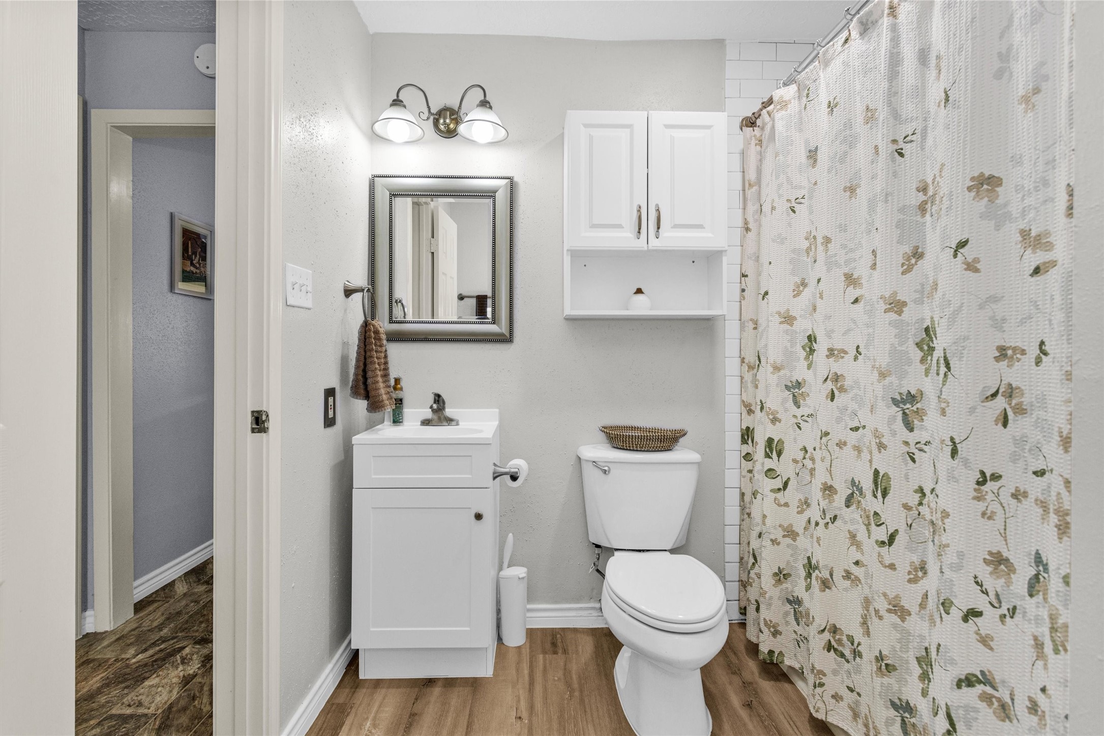 8422 Oakhaven Road La Porte, TX 77571 - Photo 25 of 46 Primary bathroom with tub/shower combination and functional layout.