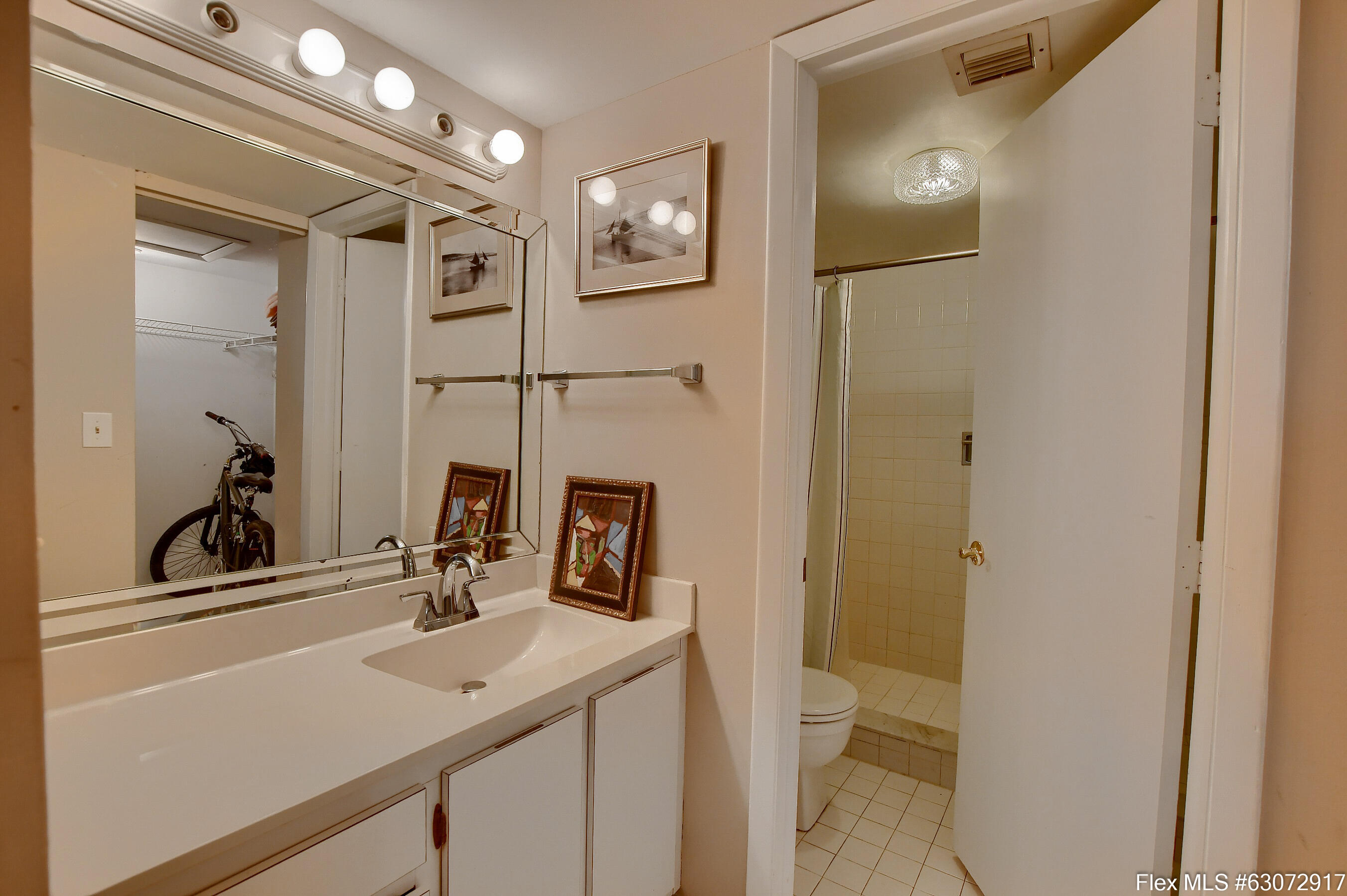159 Northwest 70th Street, Unit 406 Boca Raton, FL 33487 - Photo 19 of 40 Guest Bath