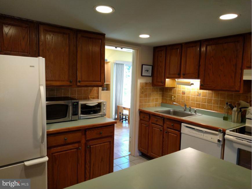 1805 Ivy Oak Square Reston, VA 20190 - Photo 3 of 8 Kitchen opens to family room and dining room.