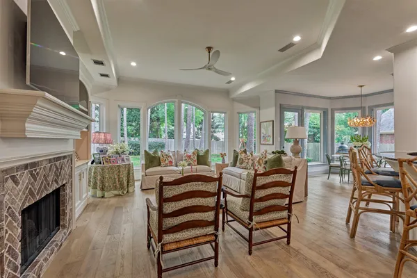 $999,990 | 170 North Taylor Point Drive, The Woodlands, TX 77382