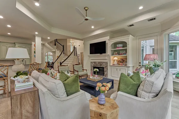 $999,990 | 170 North Taylor Point Drive, The Woodlands, TX 77382