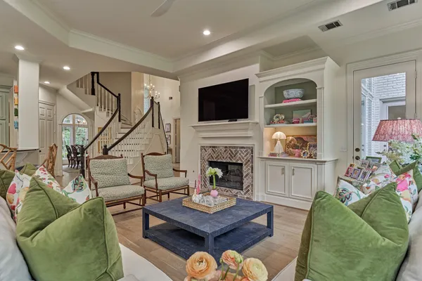 $999,990 | 170 North Taylor Point Drive, The Woodlands, TX 77382