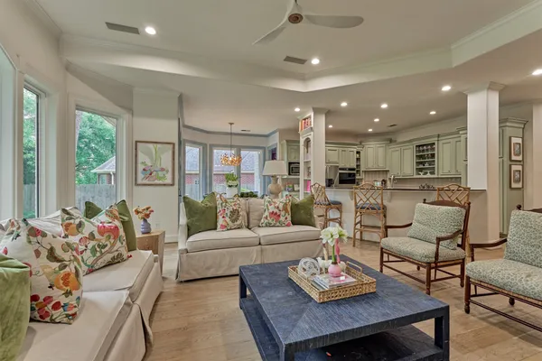 $999,990 | 170 North Taylor Point Drive, The Woodlands, TX 77382