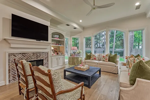 $999,990 | 170 North Taylor Point Drive, The Woodlands, TX 77382