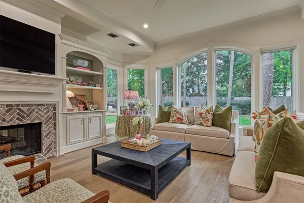 $999,990 | 170 North Taylor Point Drive, The Woodlands, TX 77382