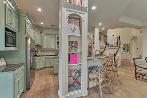 $999,990 | 170 North Taylor Point Drive, The Woodlands, TX 77382