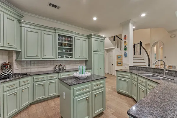 $999,990 | 170 North Taylor Point Drive, The Woodlands, TX 77382