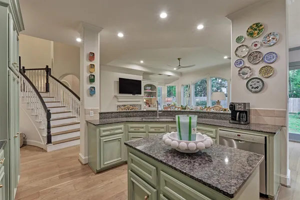 $999,990 | 170 North Taylor Point Drive, The Woodlands, TX 77382