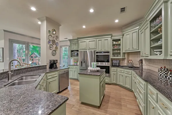 $999,990 | 170 North Taylor Point Drive, The Woodlands, TX 77382