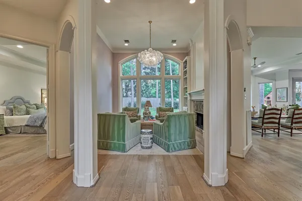 $999,990 | 170 North Taylor Point Drive, The Woodlands, TX 77382