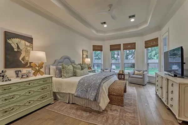 $999,990 | 170 North Taylor Point Drive, The Woodlands, TX 77382