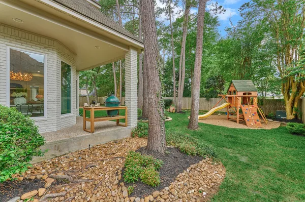 $999,990 | 170 North Taylor Point Drive, The Woodlands, TX 77382