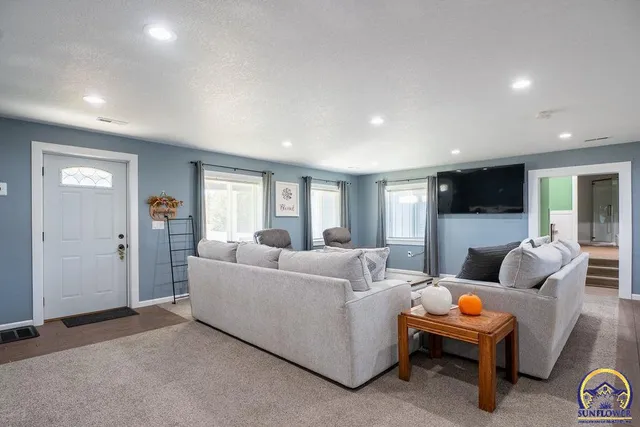 $384,900 | 11850 R5 Lane, Hoyt, KS 66440