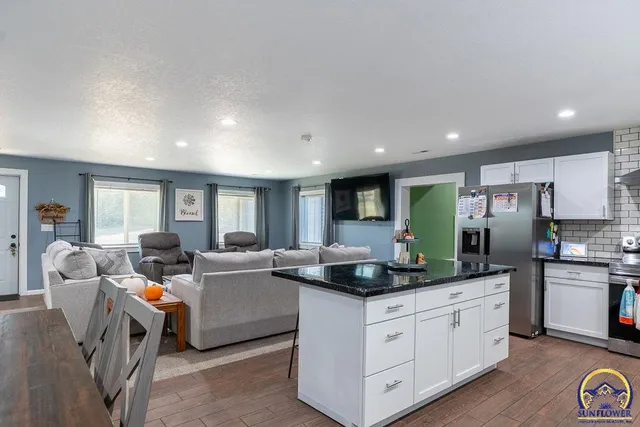 $384,900 | 11850 R5 Lane, Hoyt, KS 66440