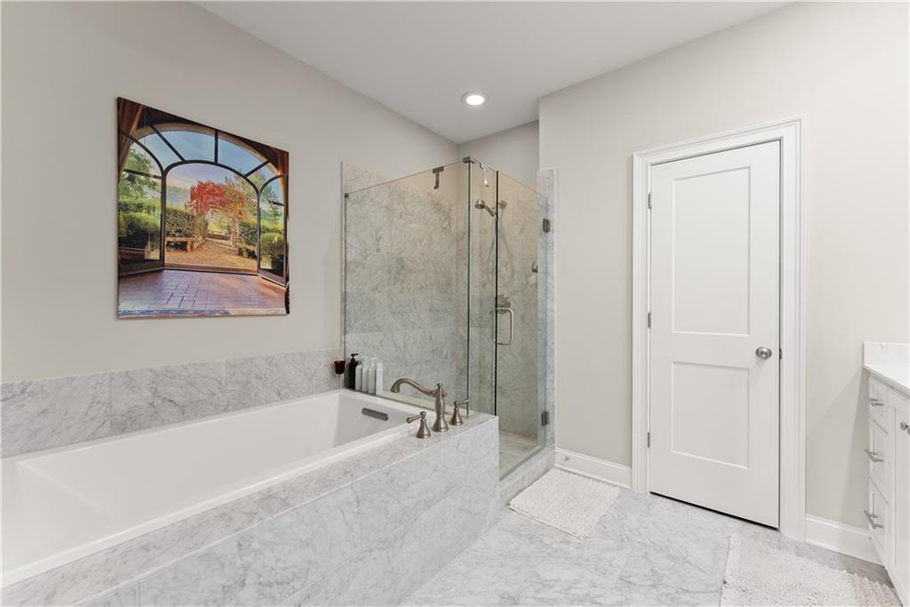 3206 Ridge Towne Place Duluth, GA 30096 - Photo 23 of 42 a spacious bathroom with a bathtub and a shower