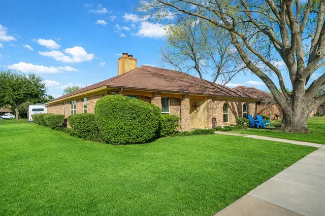 a view of a house with a backyard