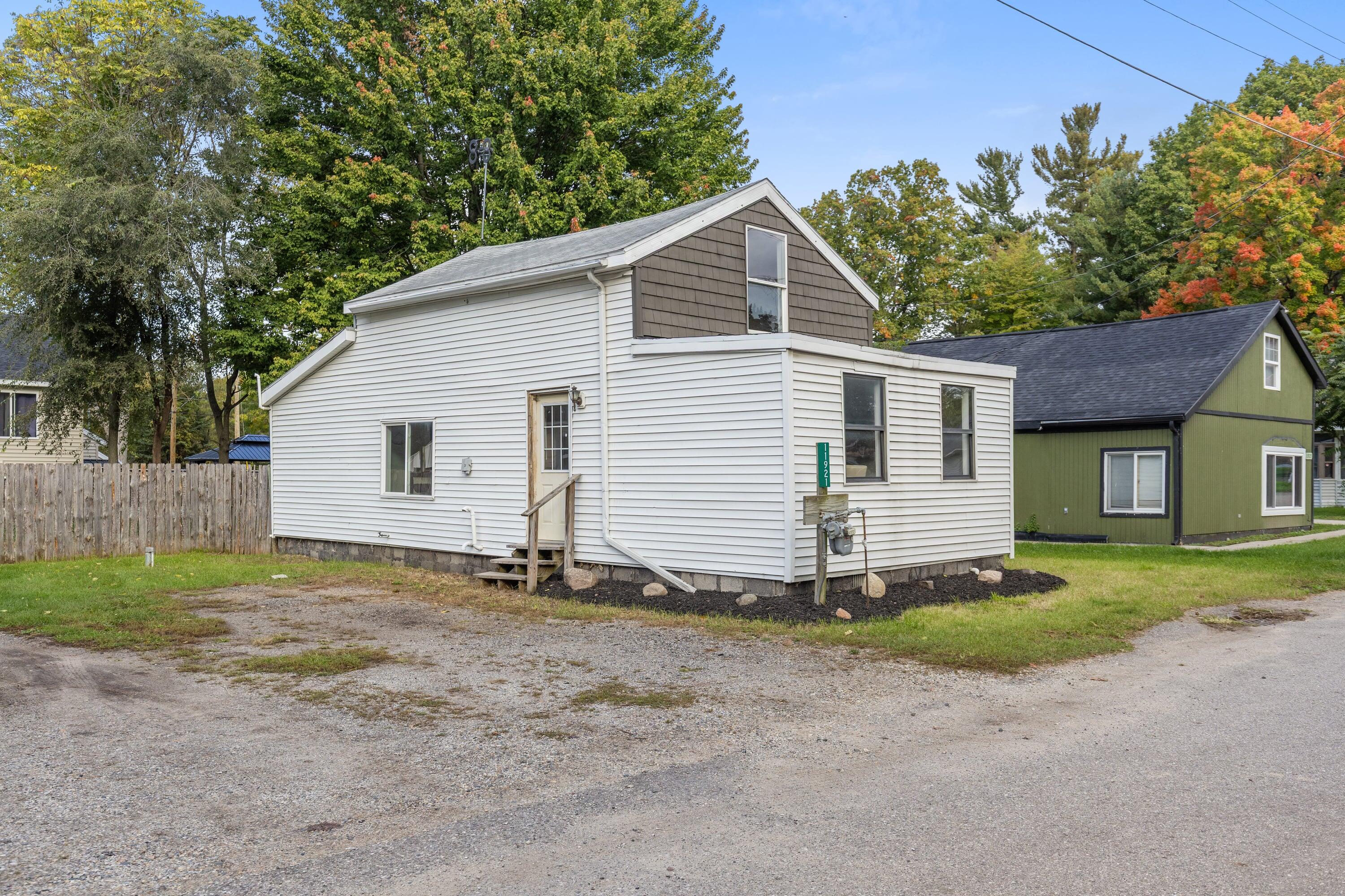 11921 Roxbury Sparta, MI 49345 - Photo 3 of 27 11921 Roxbury_003