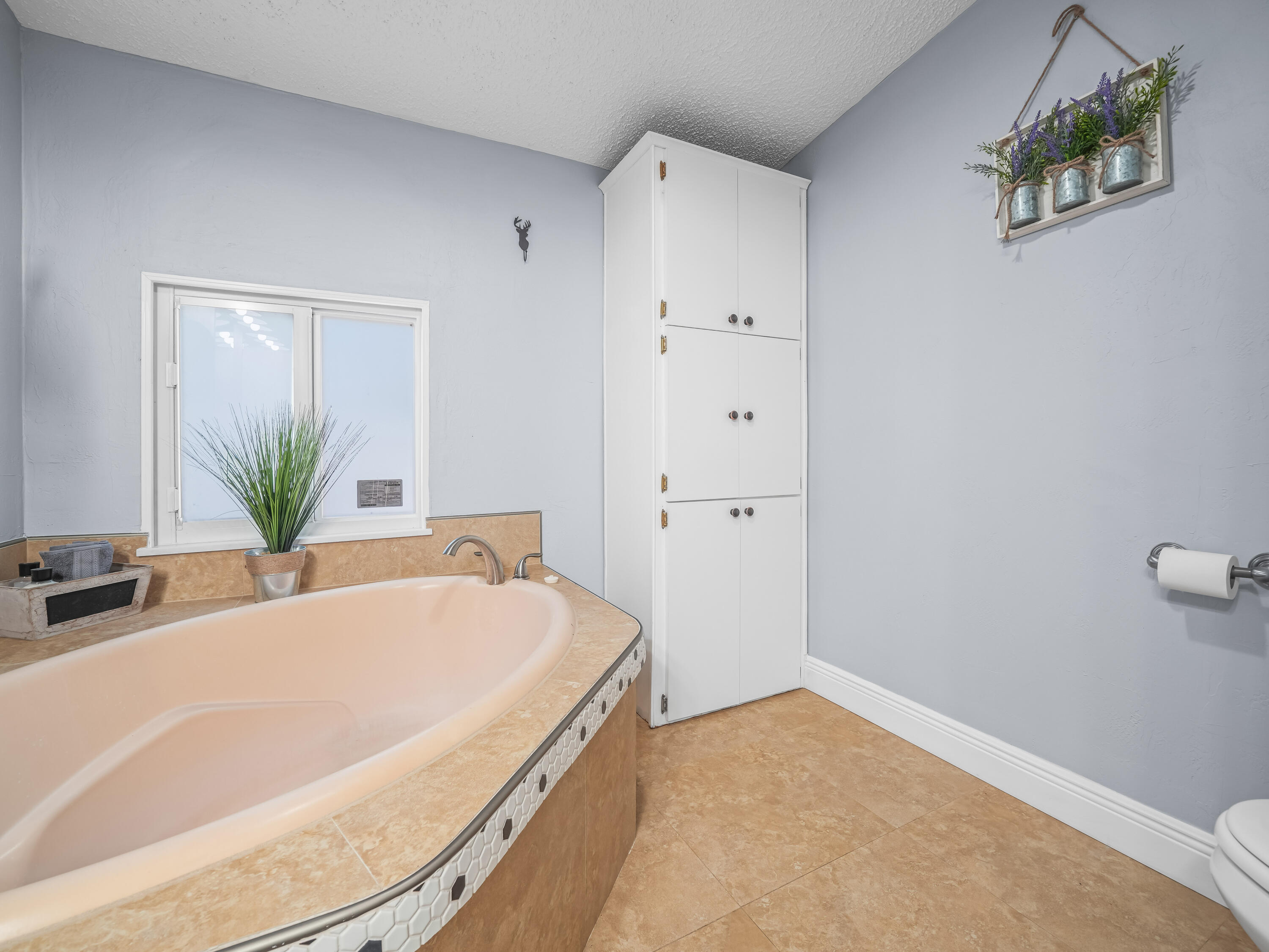 329 Kilpatrick Loop Clewiston, FL 33440 - Photo 23 of 56 a white tub sitting in a bathroom