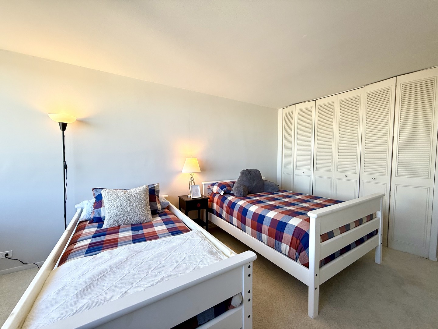 555 West Cornelia Avenue, Unit 1011 Chicago, IL 60657 - Photo 17 of 26