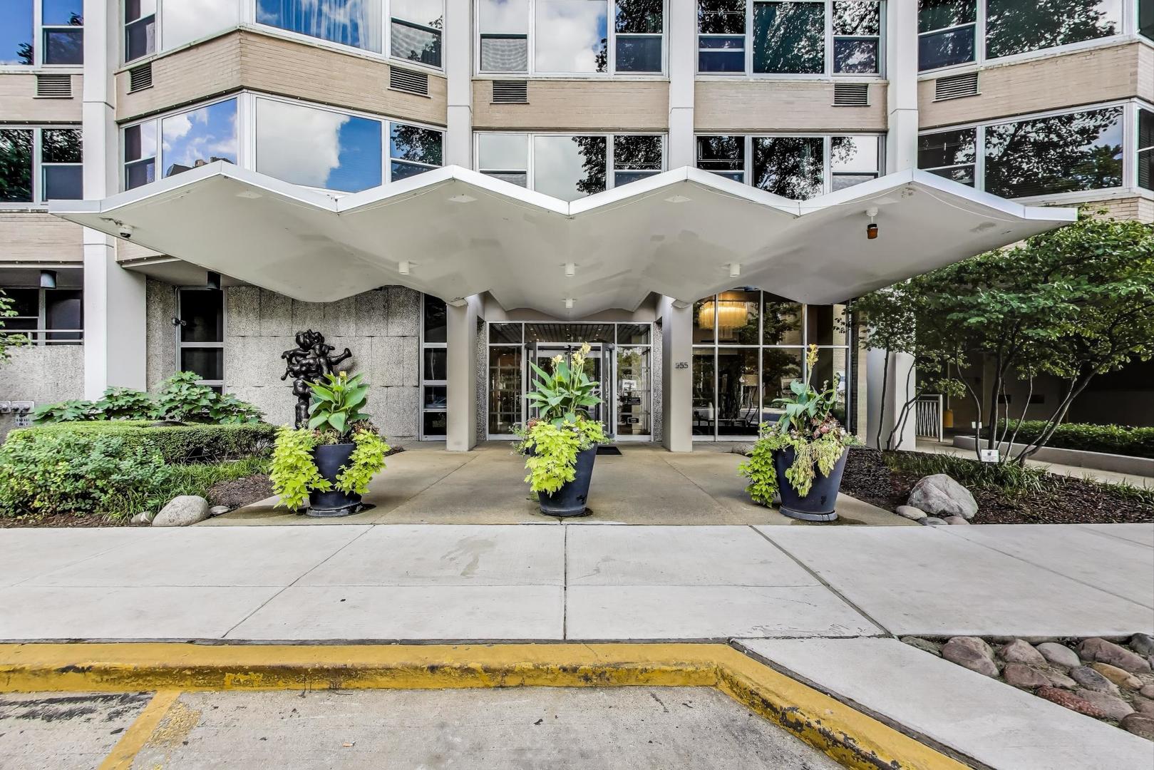 555 West Cornelia Avenue, Unit 1011 Chicago, IL 60657 - Photo 2 of 26