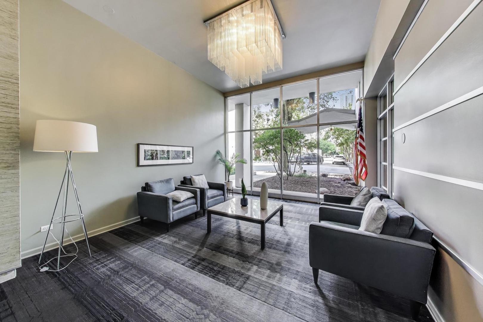 555 West Cornelia Avenue, Unit 1011 Chicago, IL 60657 - Photo 5 of 26