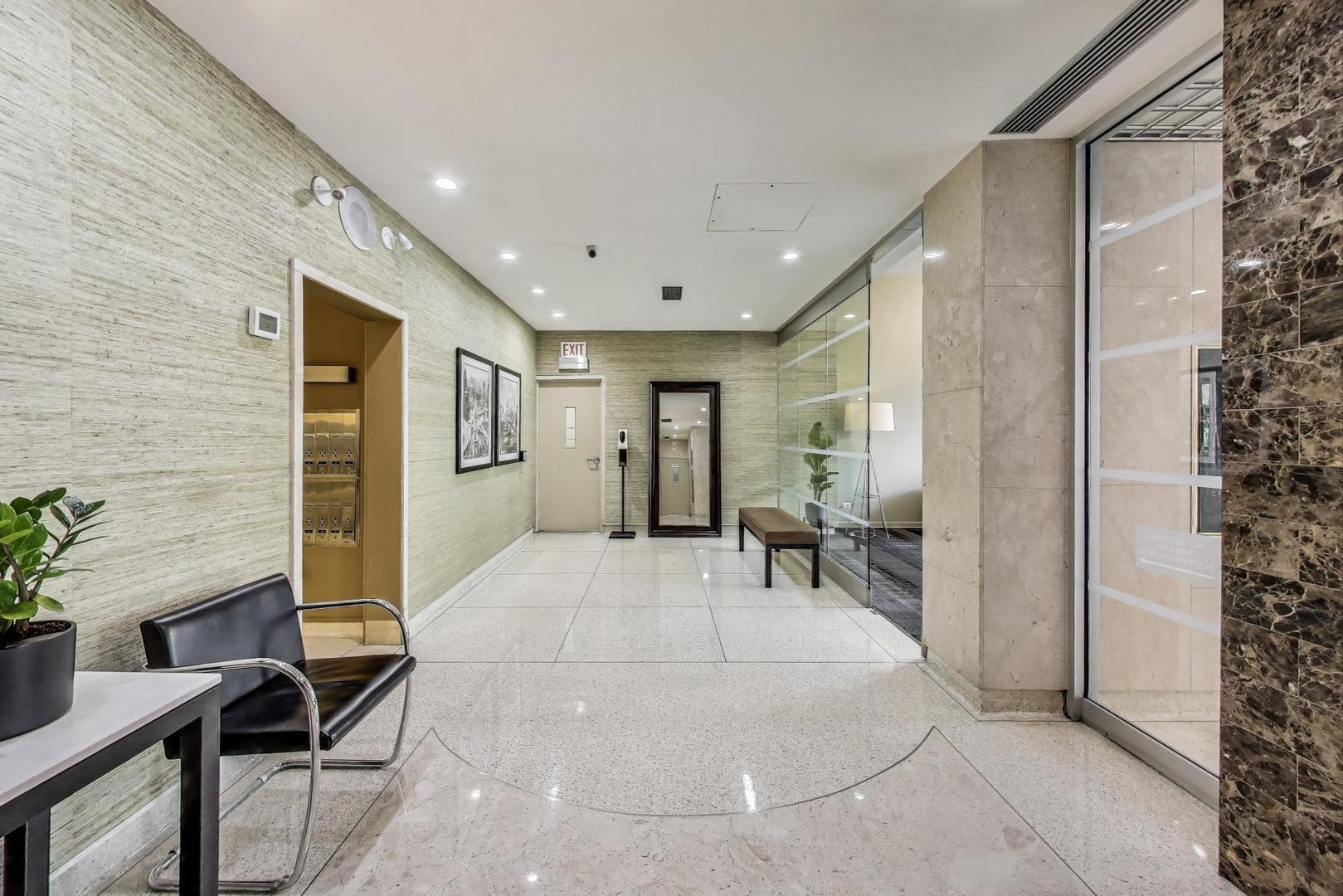 555 West Cornelia Avenue, Unit 1011 Chicago, IL 60657 - Photo 6 of 26