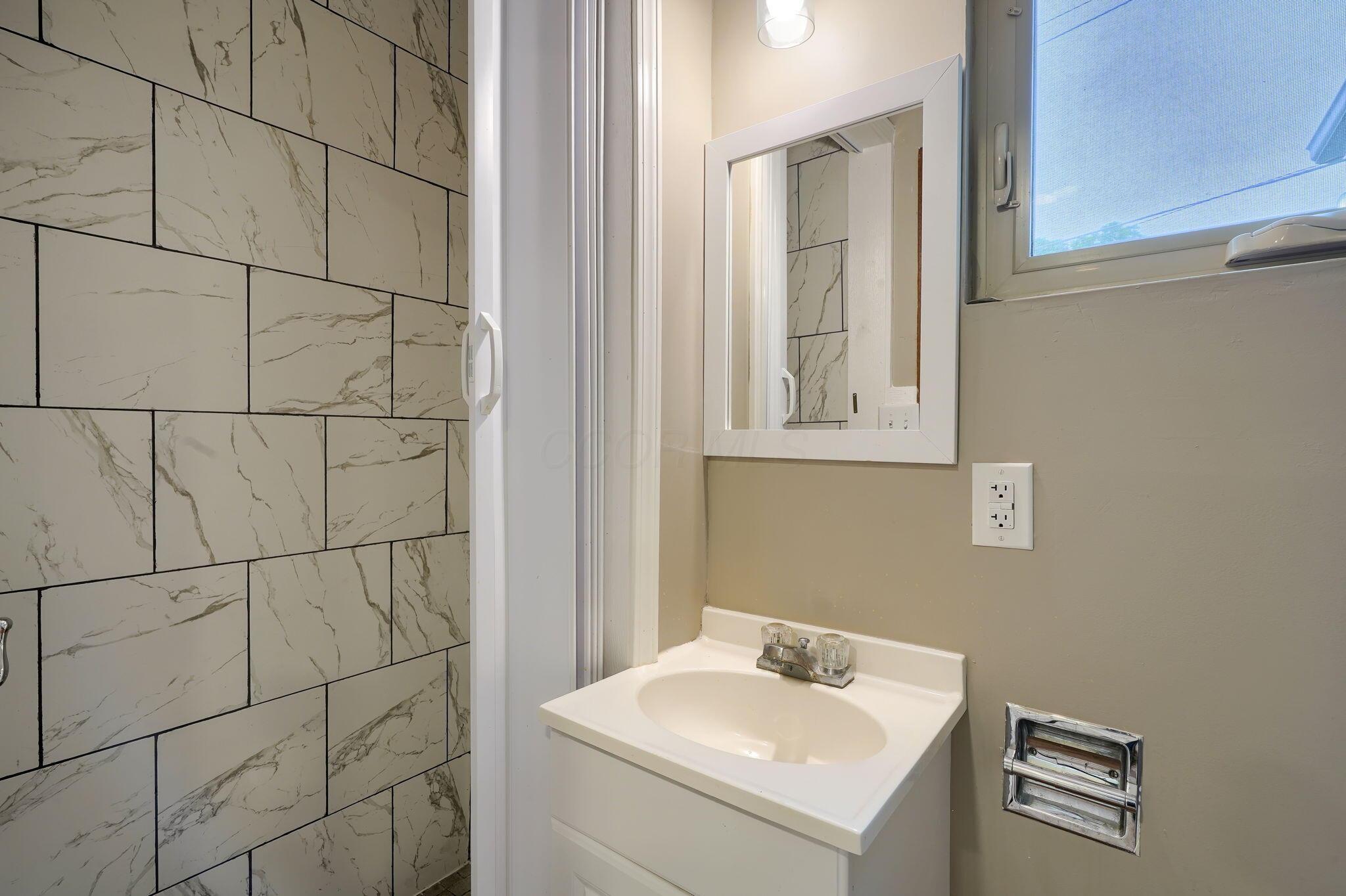 891 Vernon Road Columbus, OH 43209 - Photo 25 of 38