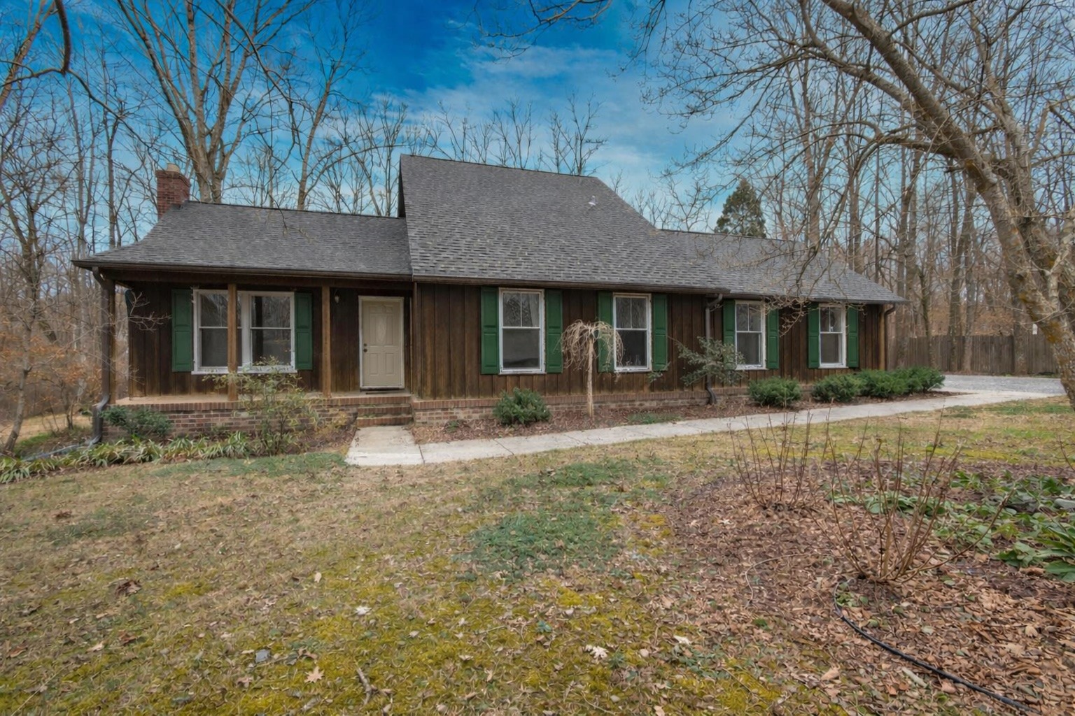 954 Belmont Road Manchester, TN 37355 - Photo 2 of 65 a front view of a house with a yard