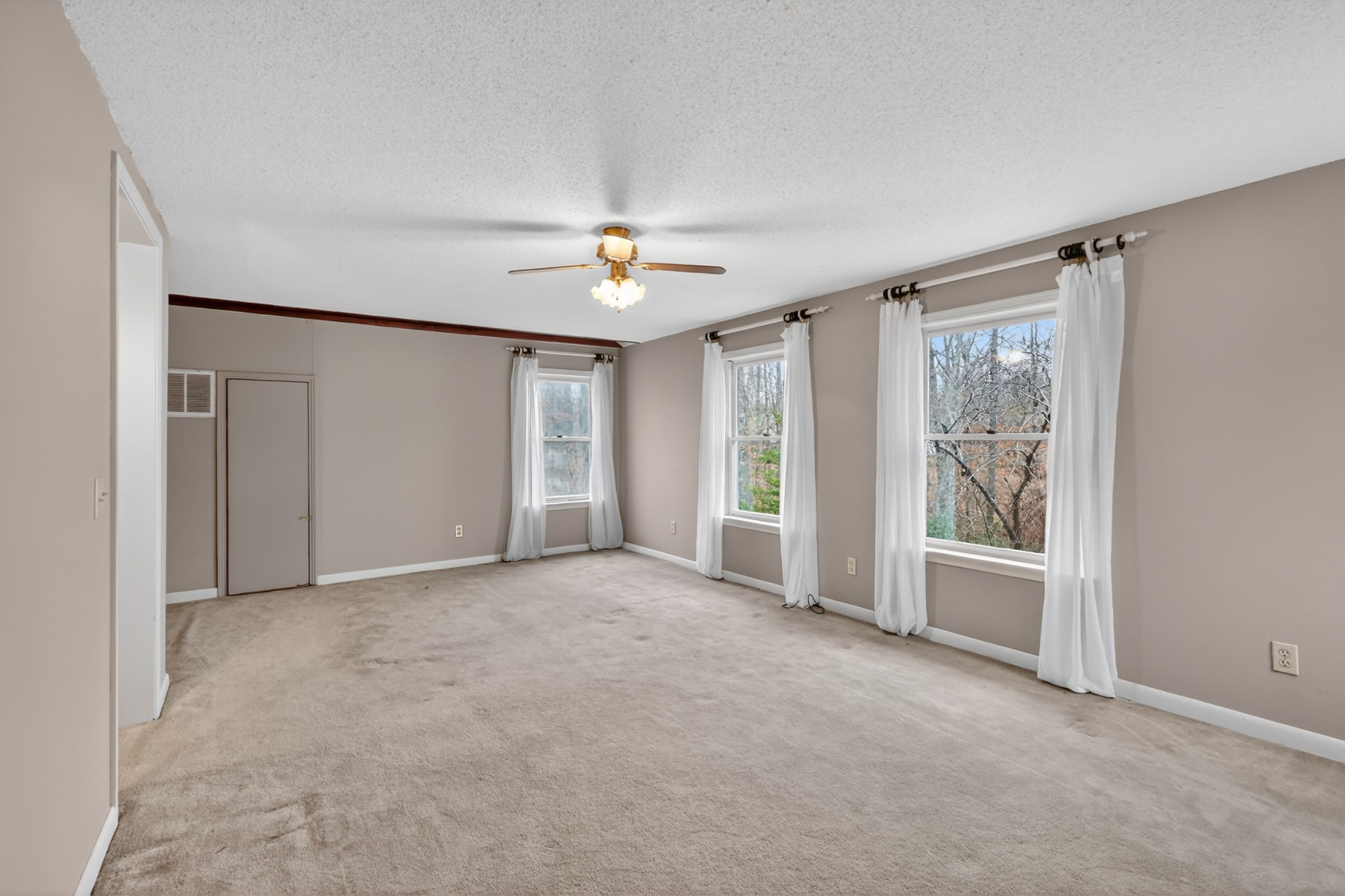 954 Belmont Road Manchester, TN 37355 - Photo 35 of 65 an empty room with windows and closet