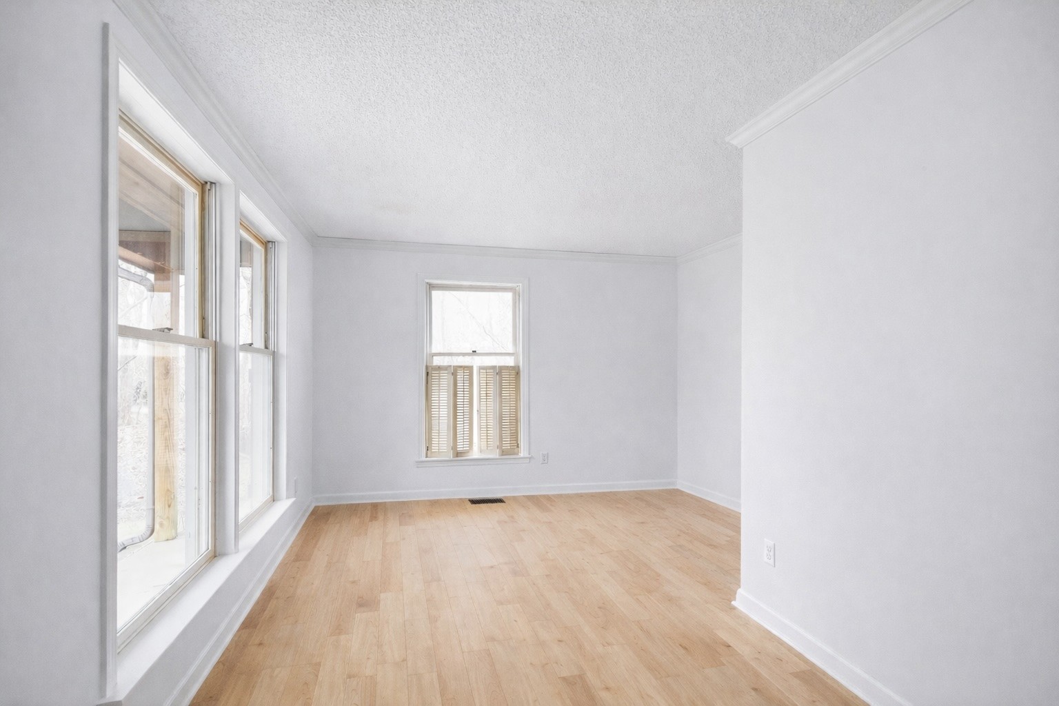 954 Belmont Road Manchester, TN 37355 - Photo 10 of 65 an empty room with a window