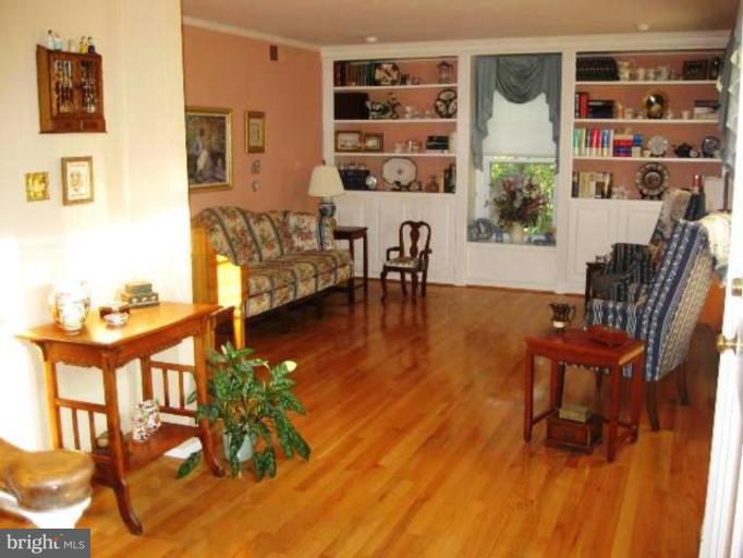8011 Martown Road Laurel, MD 20723 - Photo 8 of 25 Living Room