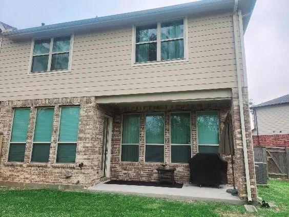 a view of a house with backyard and porch