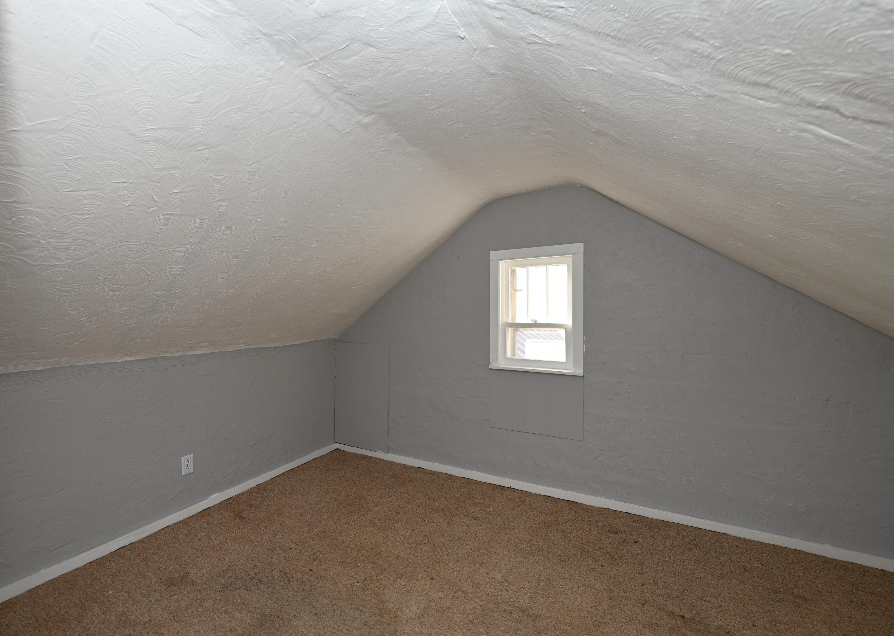 411 West Jefferson Street Winamac, IN 46996 - Photo 21 of 23 an empty room that has a window in it