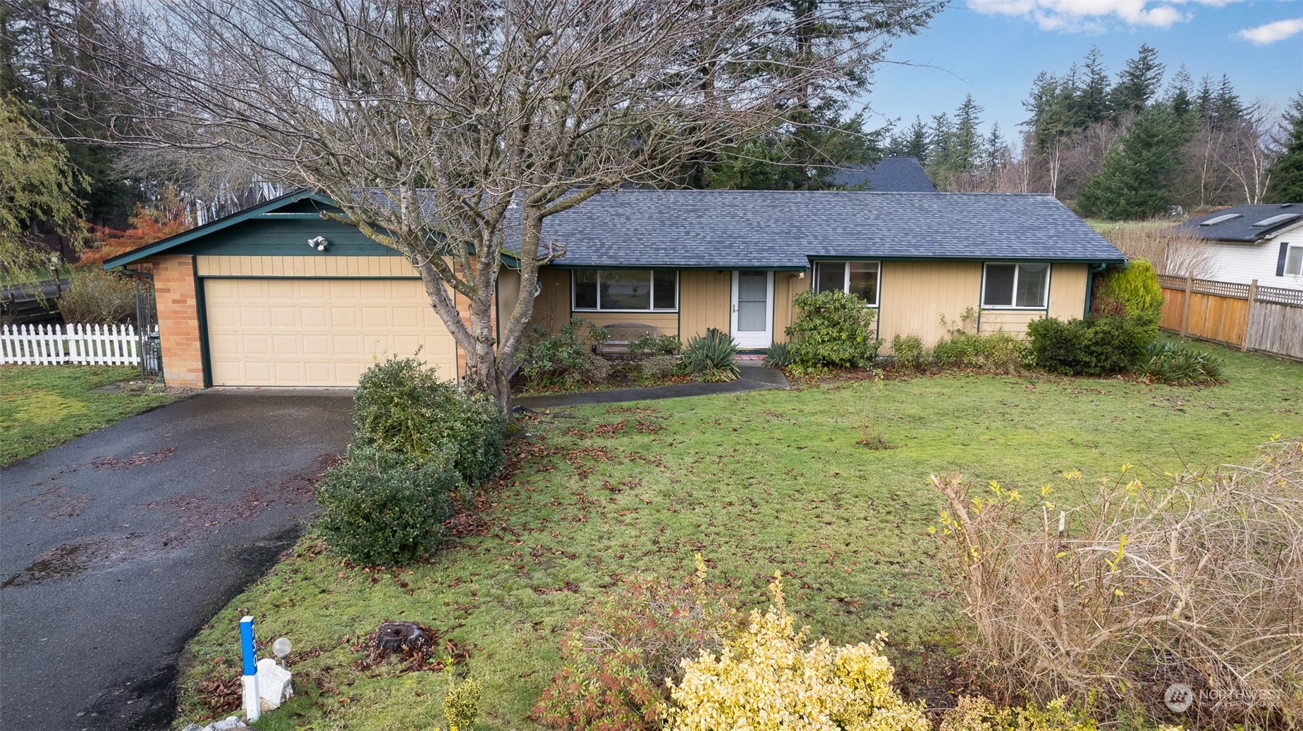 730 East Del Ray Road Lynden, WA 98264 - Photo 1 of 40 a front view of a house with garden
