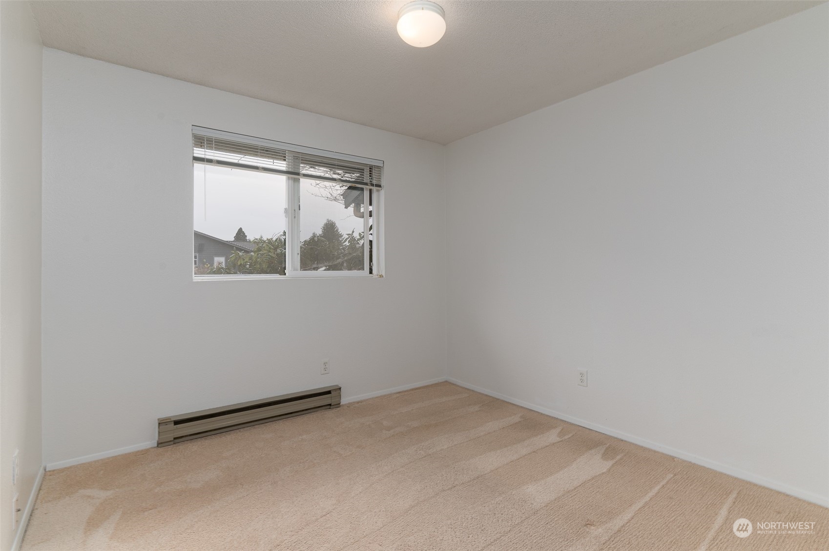 730 East Del Ray Road Lynden, WA 98264 - Photo 20 of 40 an empty room with a window