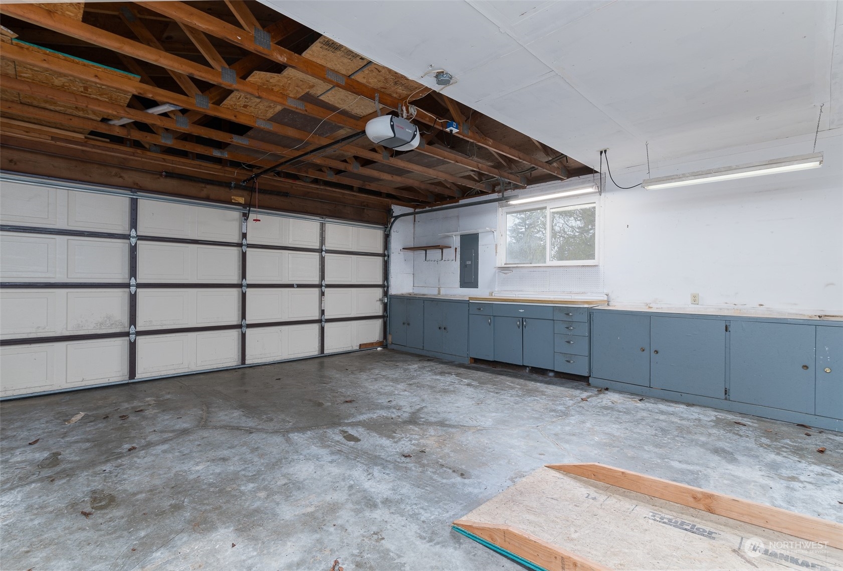 730 East Del Ray Road Lynden, WA 98264 - Photo 25 of 40 a view of a garage