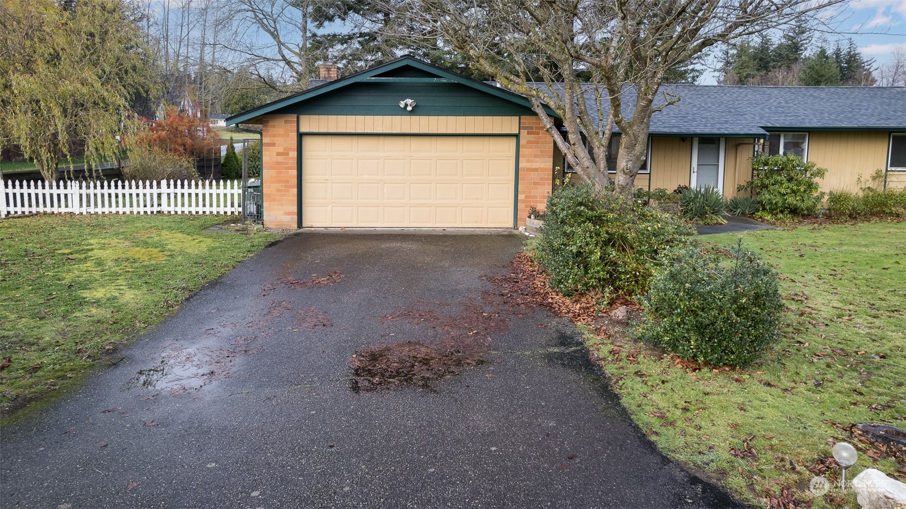 730 East Del Ray Road Lynden, WA 98264 - Photo 3 of 40 a front view of a house with a yard and garage