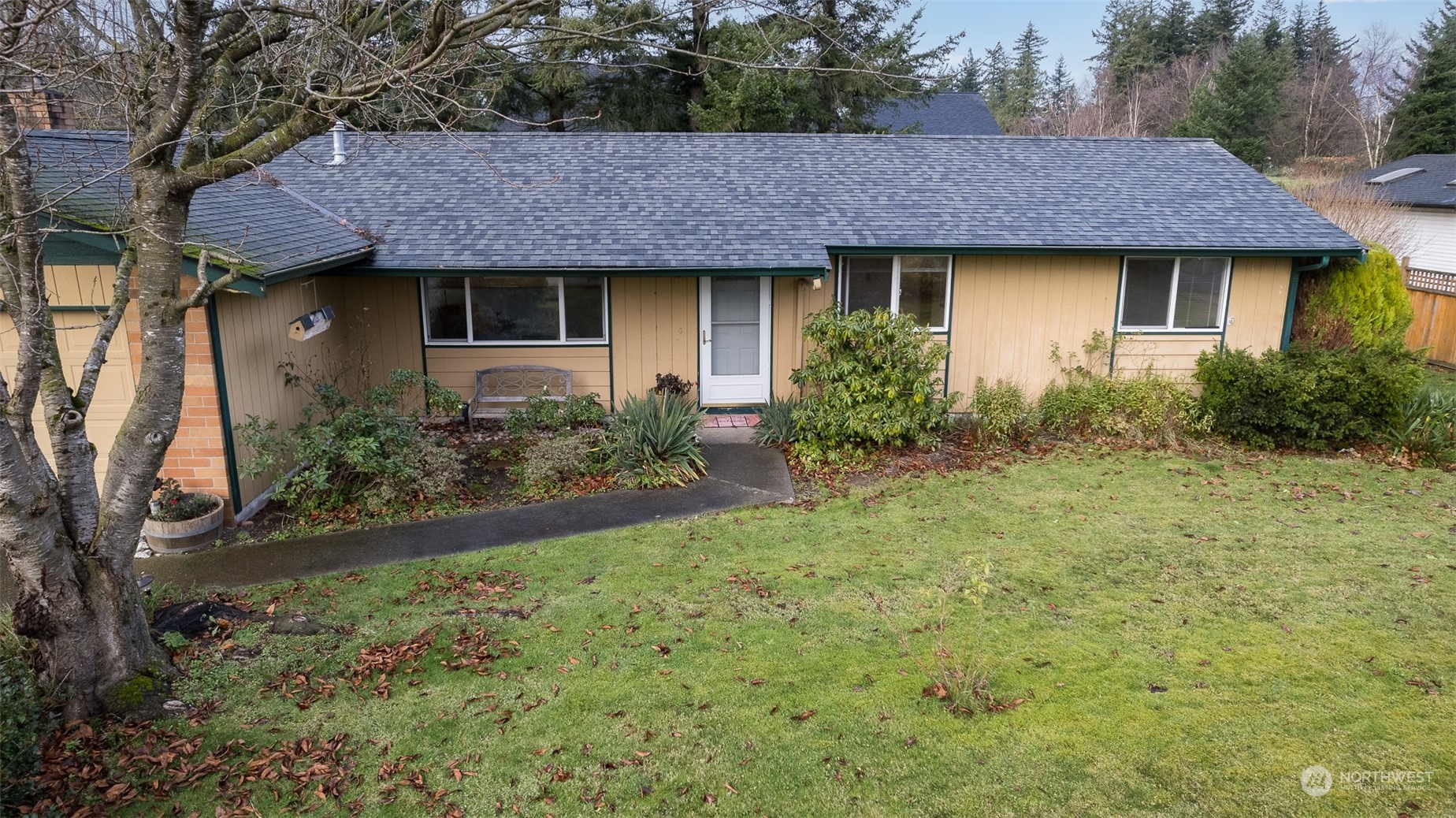 730 East Del Ray Road Lynden, WA 98264 - Photo 4 of 40 a front view of a house with garden