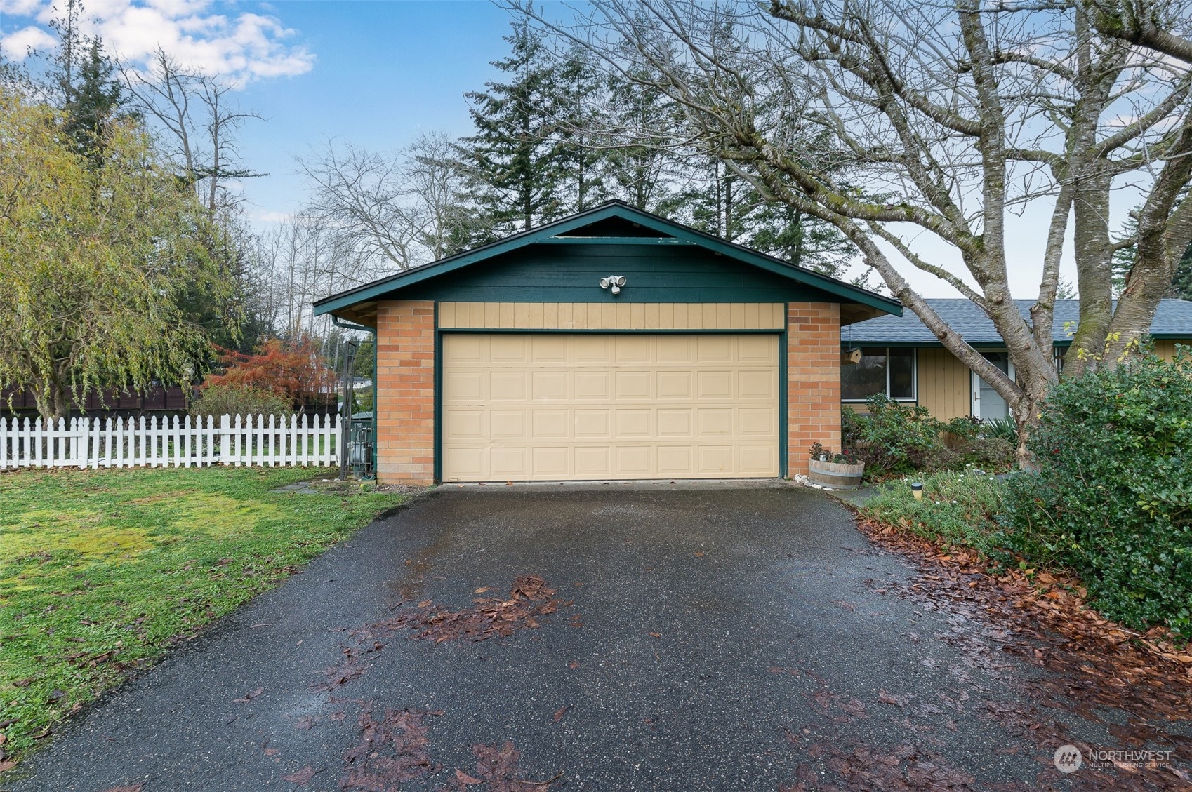 730 East Del Ray Road Lynden, WA 98264 - Photo 5 of 40 a view of a garage of a house