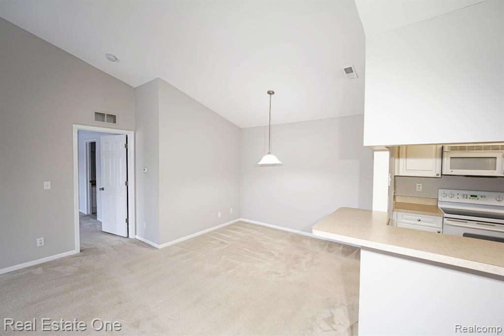 5305 Brookemonte Circle Rochester, MI 48306 - Photo 6 of 37 Gallery Image 6
