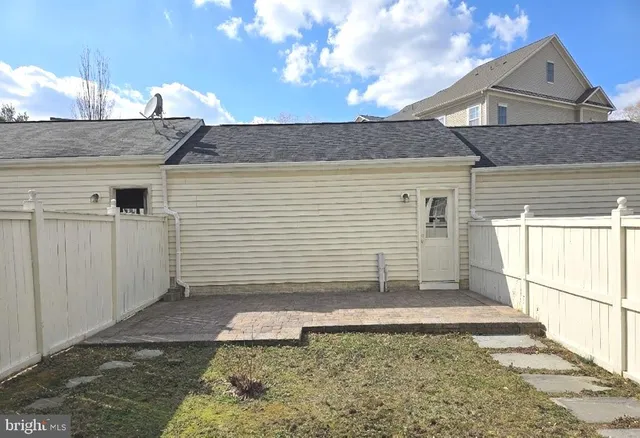 a view of a house with backyard
