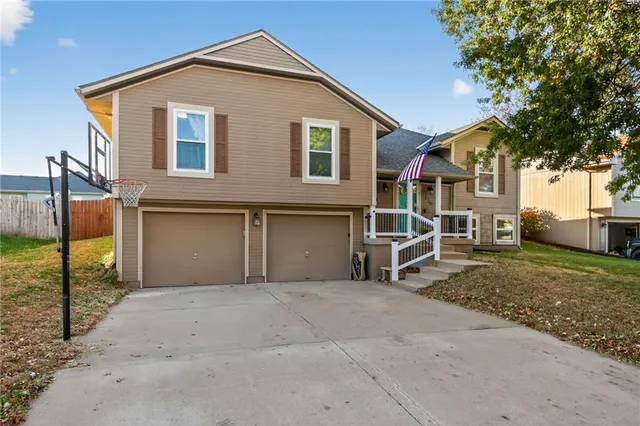 $320,000 | 836 Southwest Lee Ann Drive, Grain Valley, MO 64029