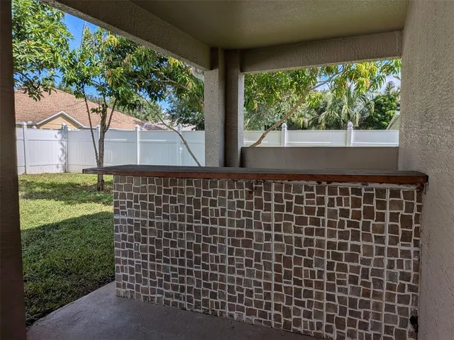 a view of a backyard