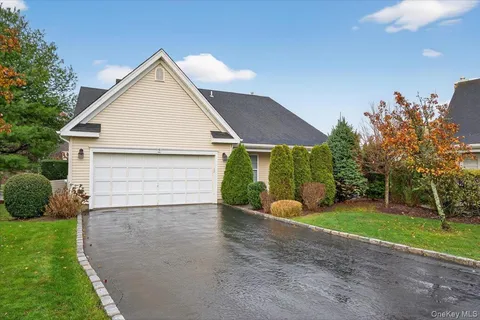 a view of a house with backyard and garden
