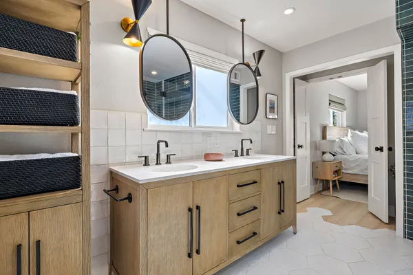 a en suite bathroom with a double vanity sink and a mirror