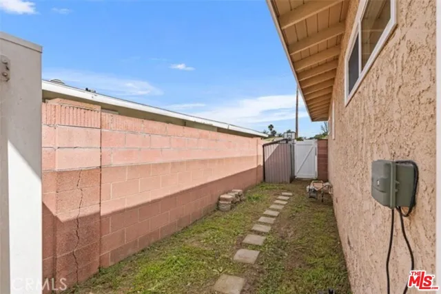 a view of a backyard